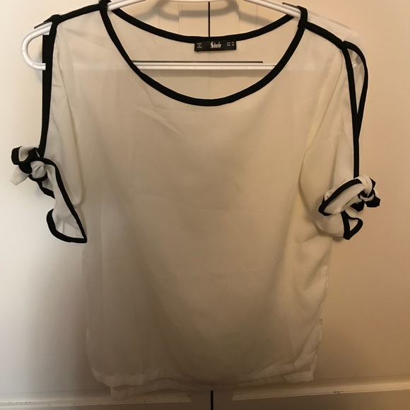 White blouse. - Picture 1 of 2